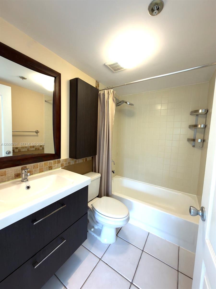 3052 Southwest 27th Avenue, Unit 204 Miami, FL 33133 - Photo 11 of 29 En suite bathroom