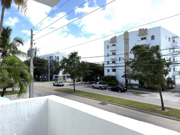 $2,400 | 3052 Southwest 27th Avenue, Unit 204, Miami, FL 33133
