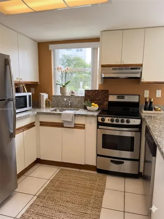$2,400 | 3052 Southwest 27th Avenue, Unit 204, Miami, FL 33133