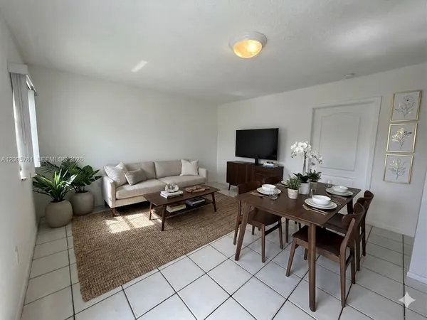 $2,400 | 3052 Southwest 27th Avenue, Unit 204, Miami, FL 33133