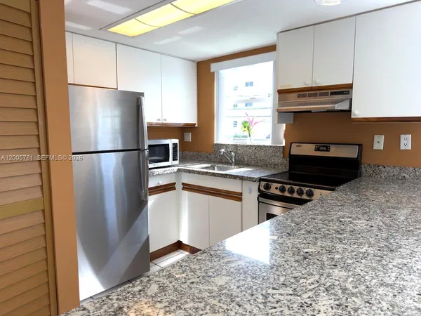 $2,400 | 3052 Southwest 27th Avenue, Unit 204, Miami, FL 33133