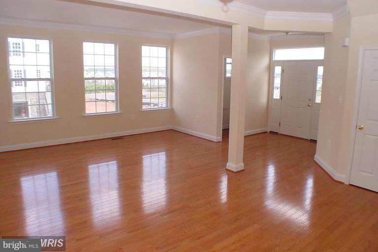 832 Linfield Terrace Northeast Leesburg, VA 20176 - Photo 10 of 25 Living Room