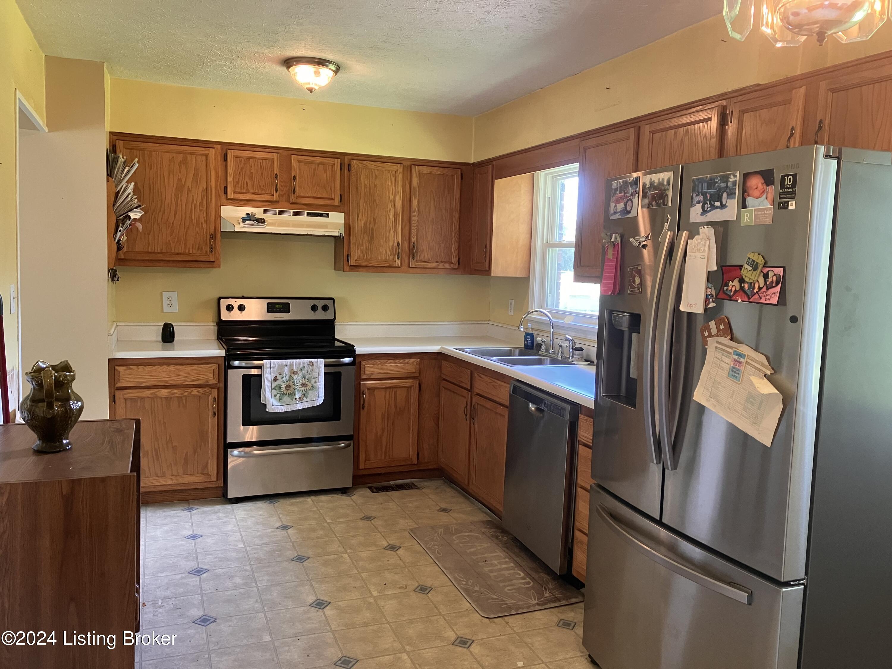 4943 Cedar Grove Road Shepherdsville, KY 40165 - Photo 10 of 23 Refrigerator does not remain
