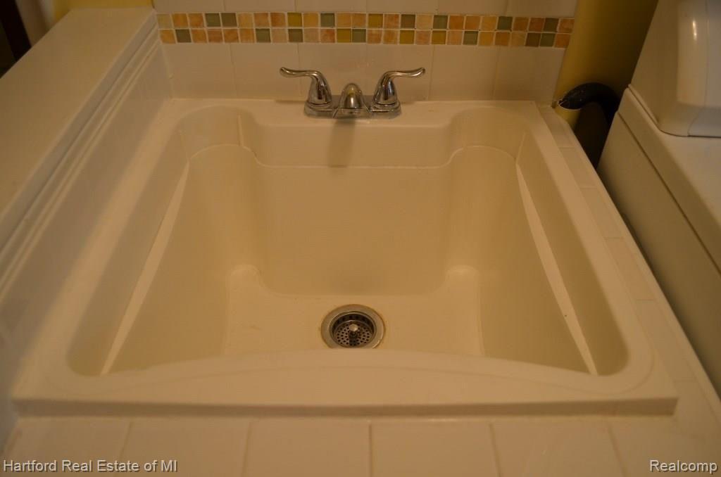 35872 Johnstown Road Farmington, MI 48335 - Photo 25 of 55 DSC_0137 (1024x678).jpg
