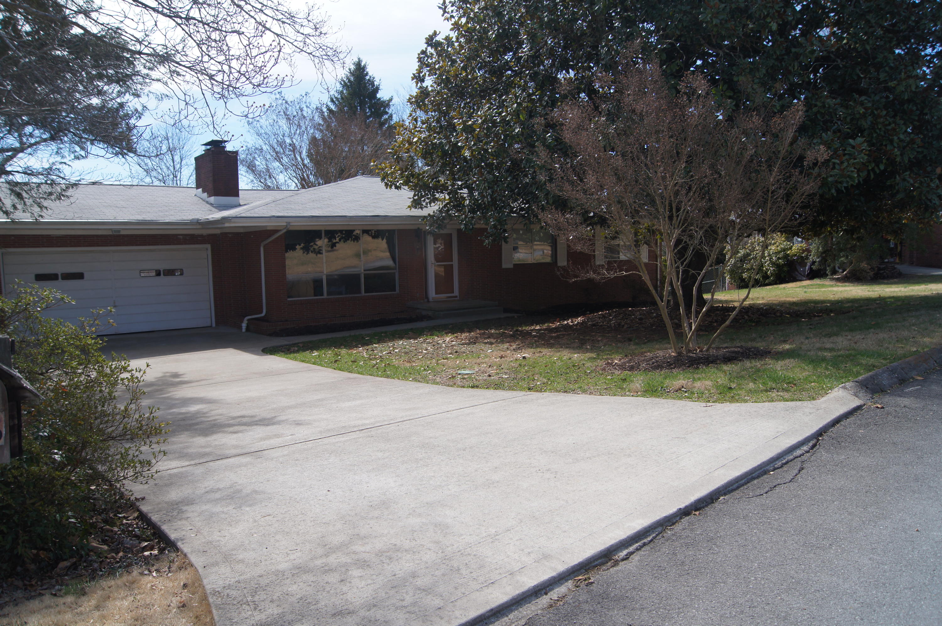 108 Westlook Circle Oak Ridge, TN 37830 - Photo 3 of 32 Front of House 5.JPG