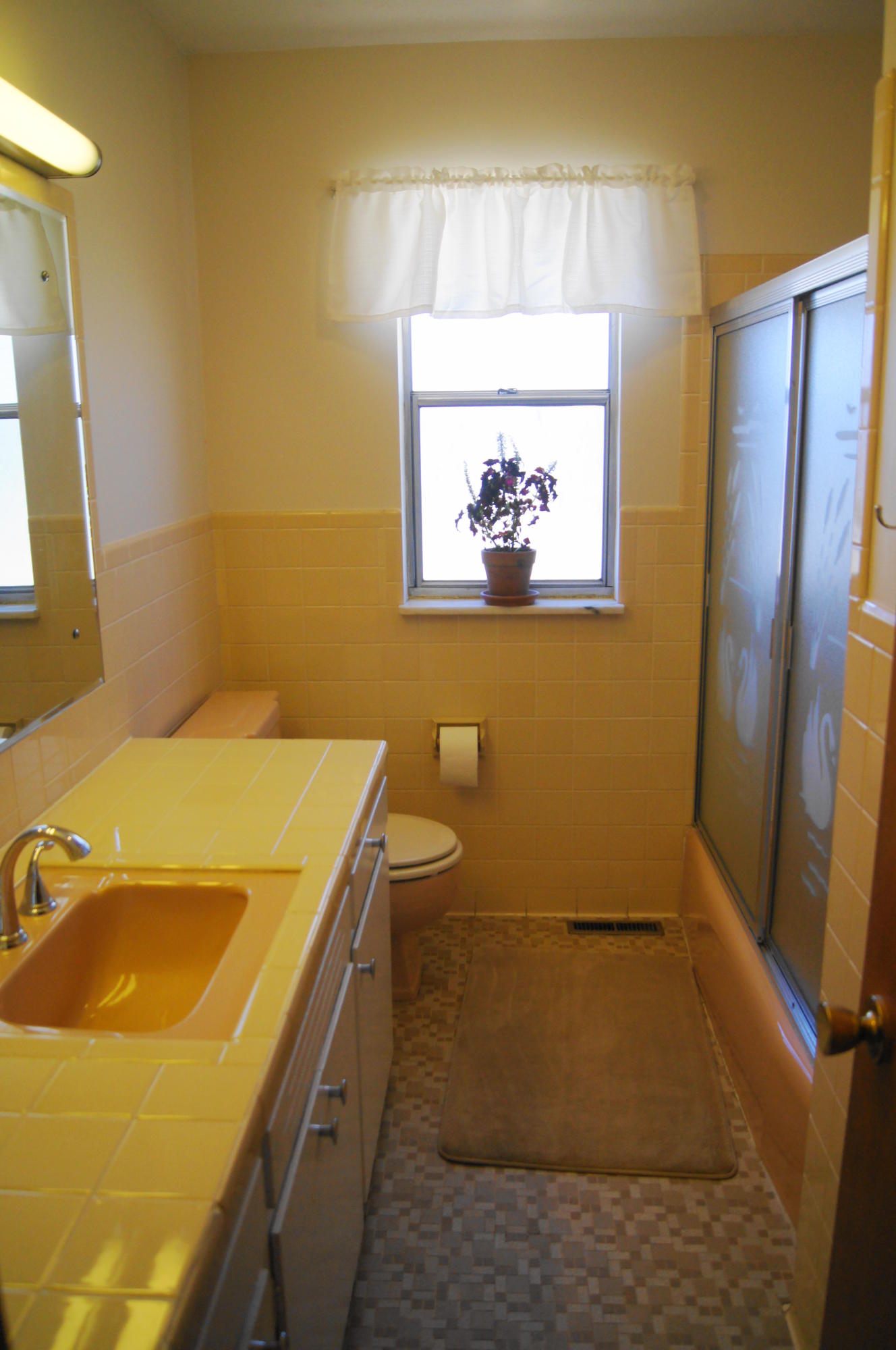 108 Westlook Circle Oak Ridge, TN 37830 - Photo 22 of 32 2nd bathroom 2.JPG