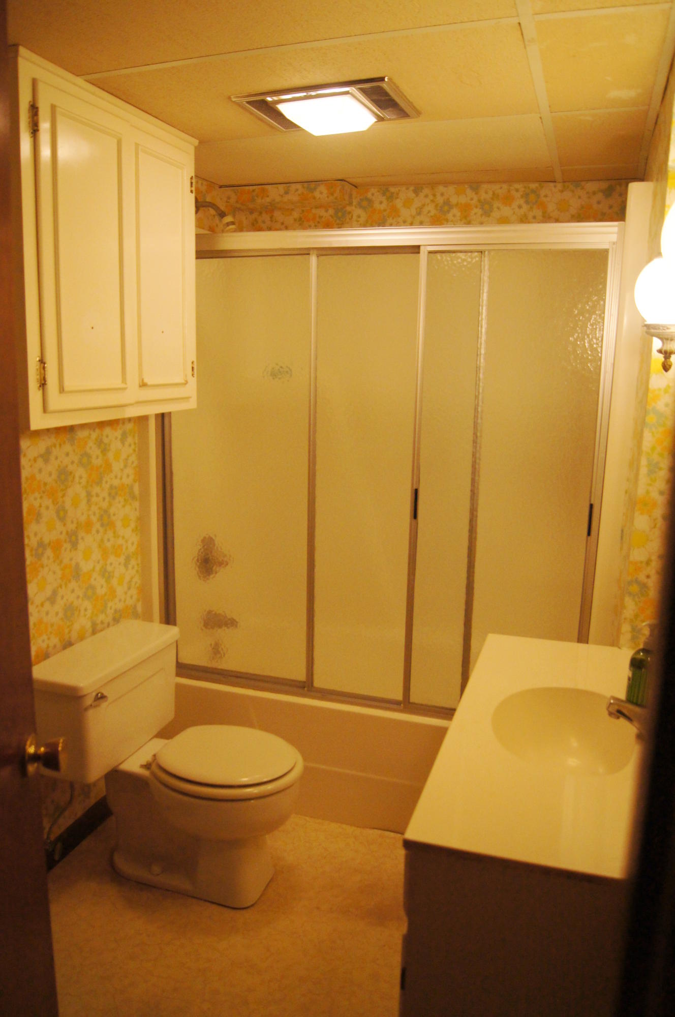 108 Westlook Circle Oak Ridge, TN 37830 - Photo 28 of 32 3rd bathroom 1.JPG