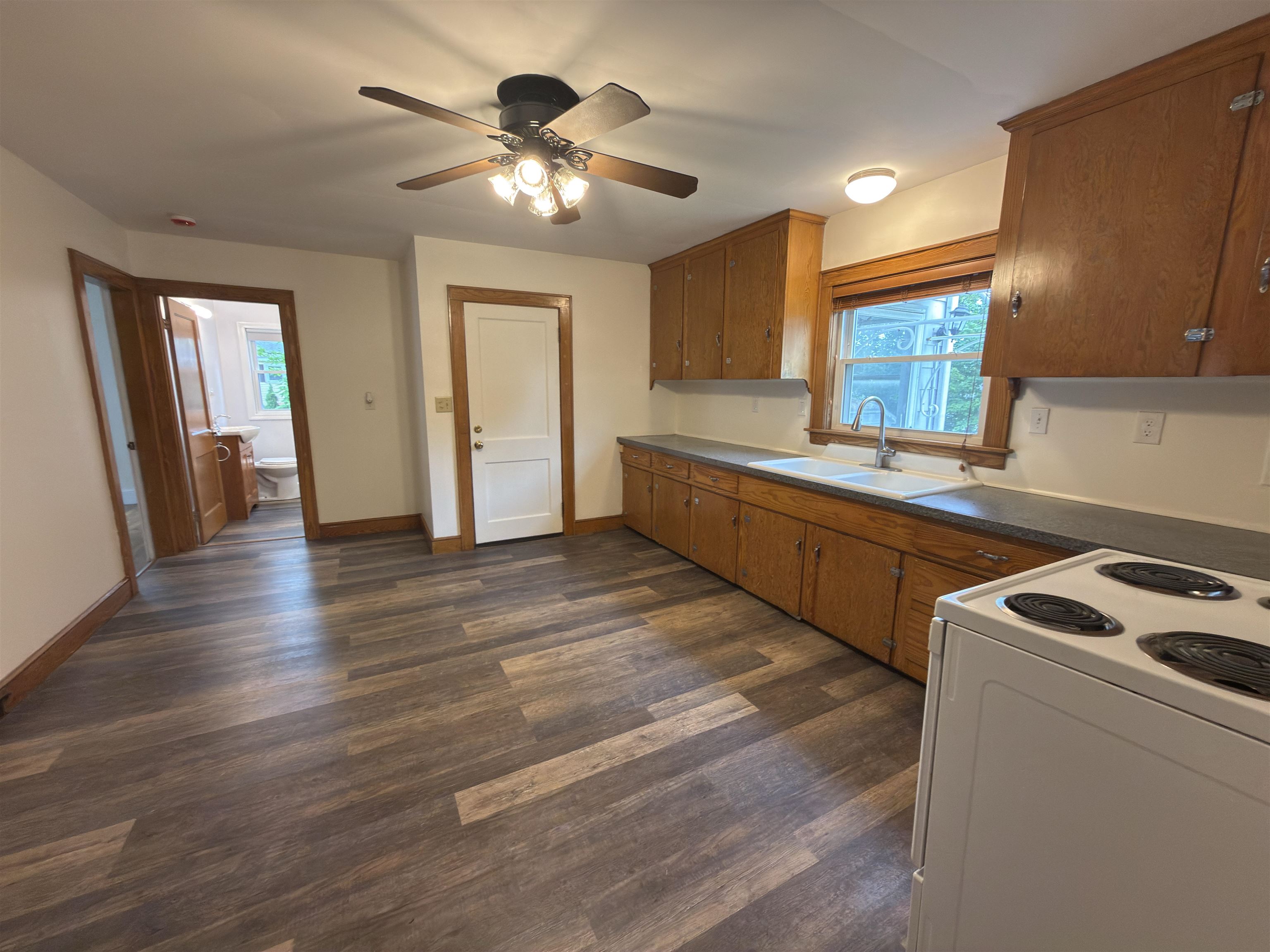 573 Spruce Street Manchester, NH 03103 - Photo 7 of 28
