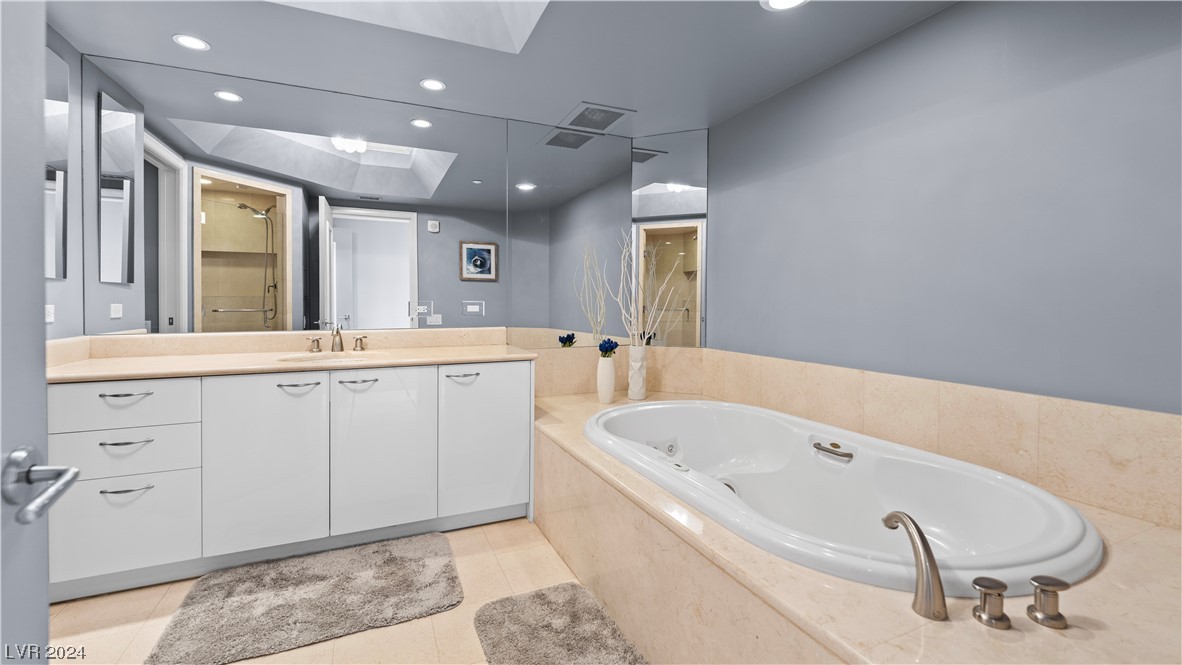 2777 Paradise Road, Unit 1503 Las Vegas, NV 89109 - Photo 55 of 78 Secondary En Suite Bathroom