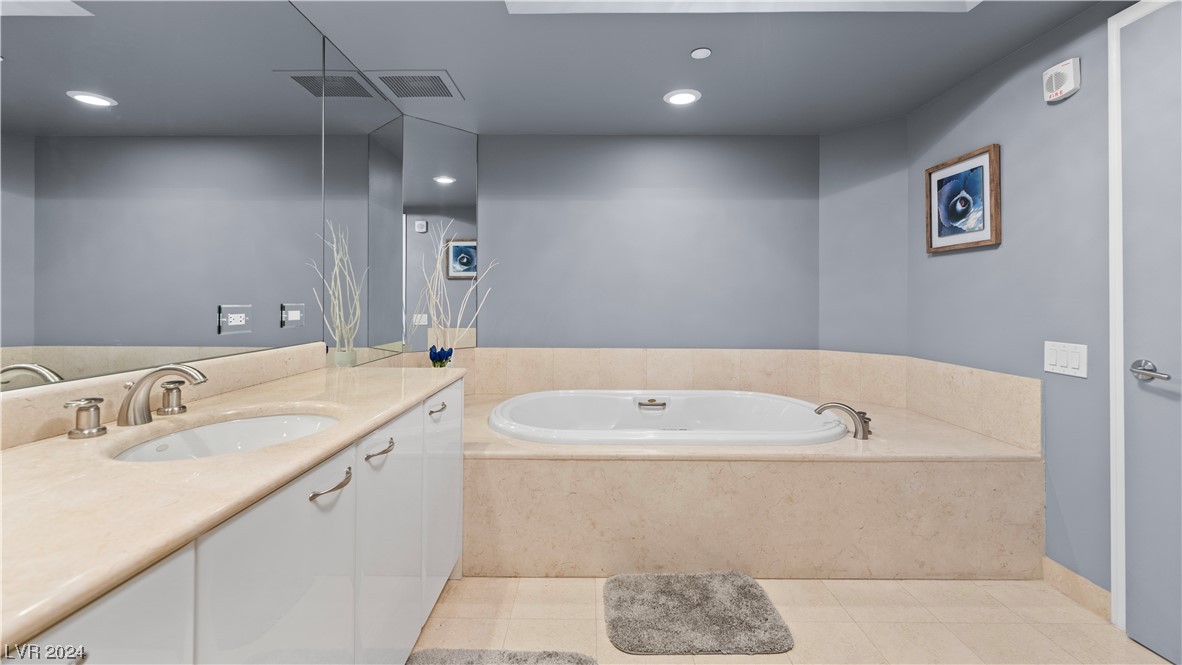 2777 Paradise Road, Unit 1503 Las Vegas, NV 89109 - Photo 58 of 78 Secondary En Suite Bathroom