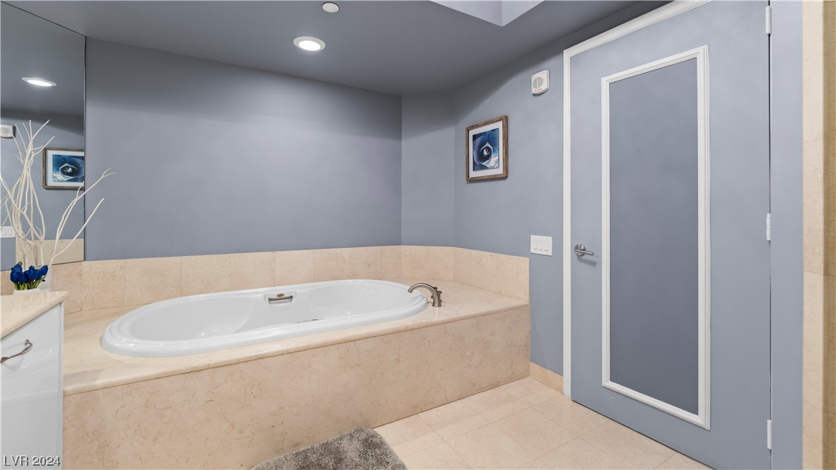 2777 Paradise Road, Unit 1503 Las Vegas, NV 89109 - Photo 59 of 78 Secondary En Suite Bathroom