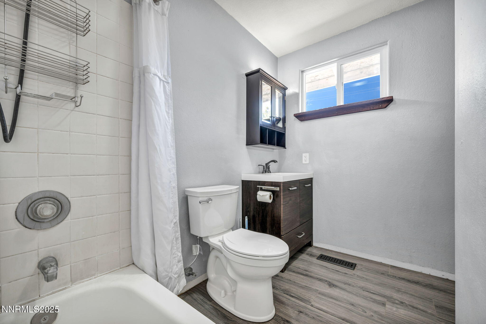 17475 Egret Lane Reno, NV 89508 - Photo 44 of 67 a bathroom with a toilet a sink and mirror