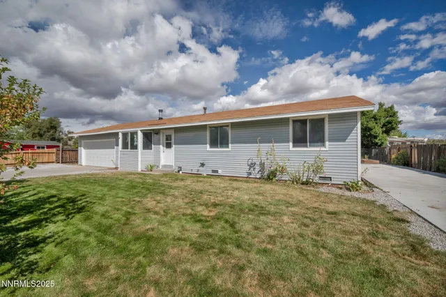 a view of a house with backyard