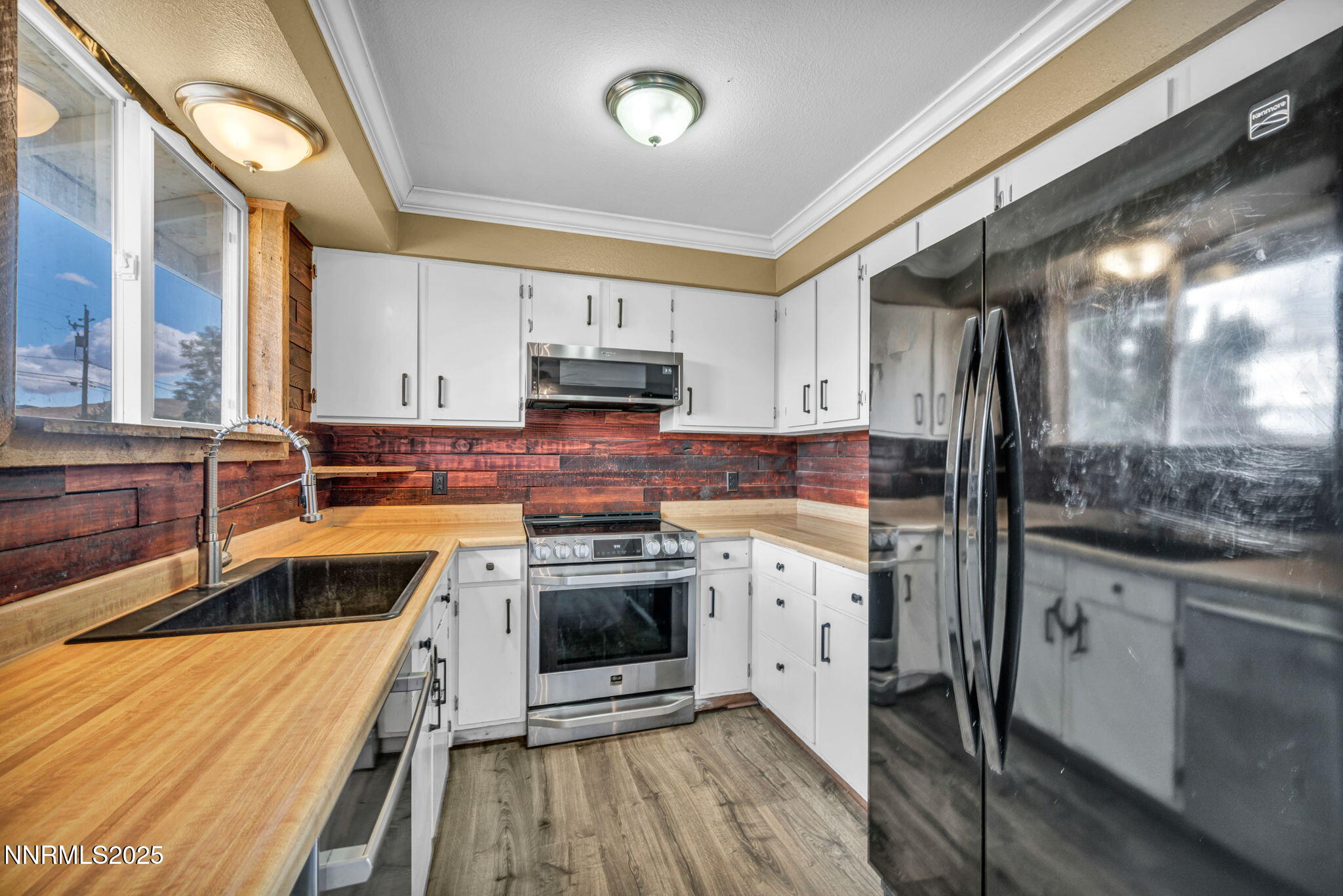 17475 Egret Lane Reno, NV 89508 - Photo 63 of 67 a kitchen with stainless steel appliances a stove sink and cabinets