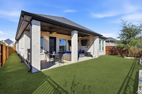 a view of a house with porch and garden