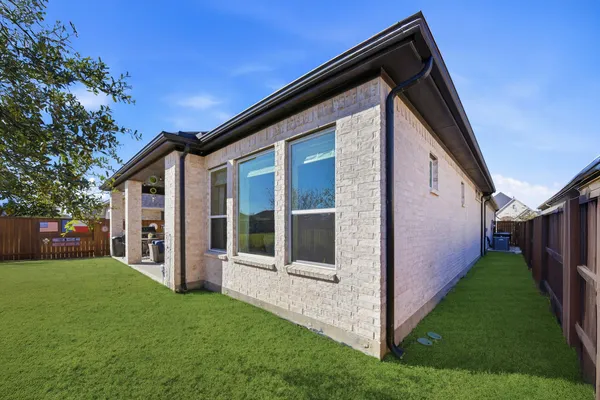 a view of a house with backyard and porch