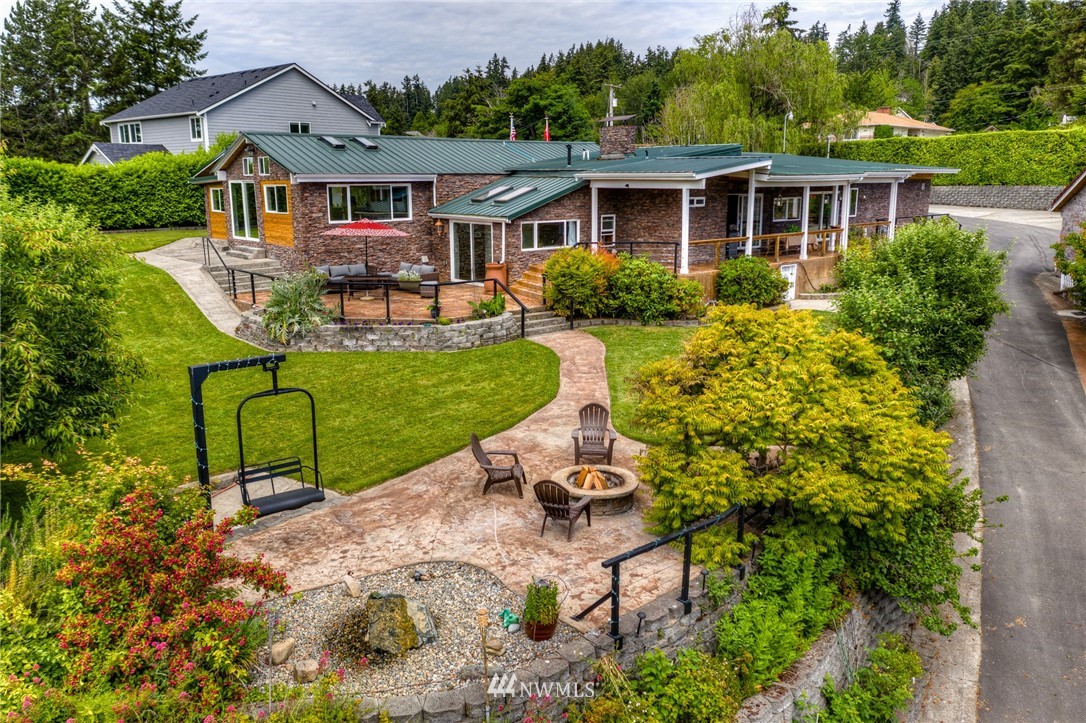 11112 Karshner Road East Edgewood, WA 98372 - Photo 30 of 40 a front view of a house with garden