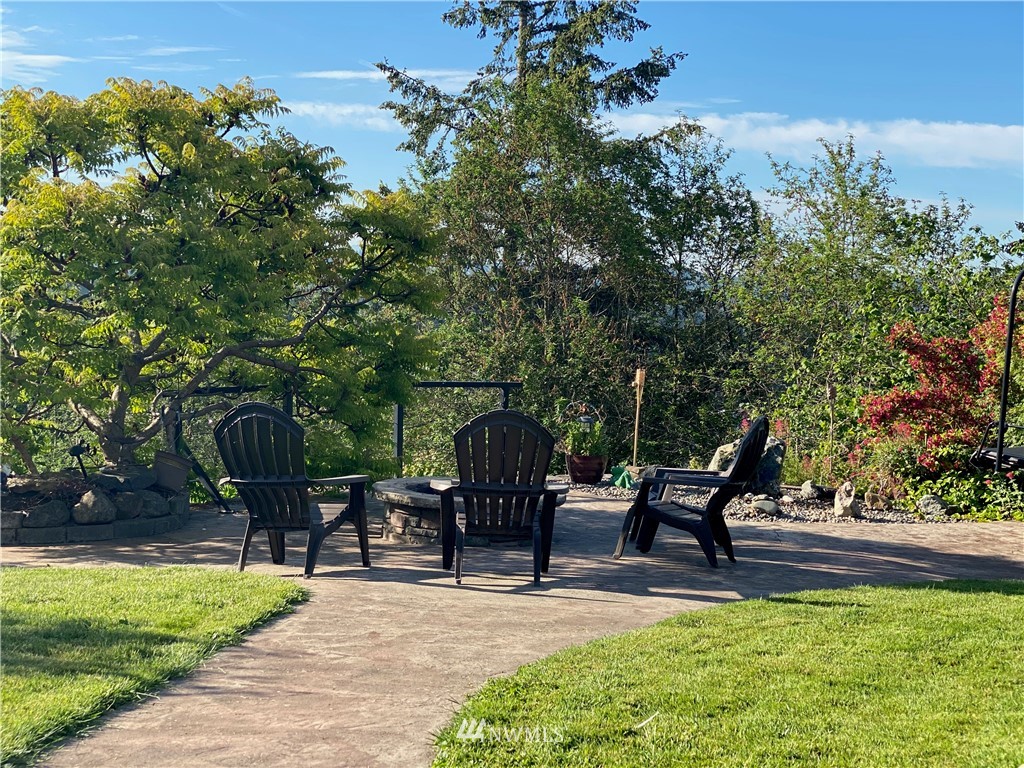11112 Karshner Road East Edgewood, WA 98372 - Photo 38 of 40 a view of a chairs and table in the garden