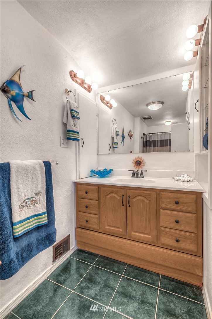 11112 Karshner Road East Edgewood, WA 98372 - Photo 9 of 40 a bathroom with a sink a mirror and a vanity
