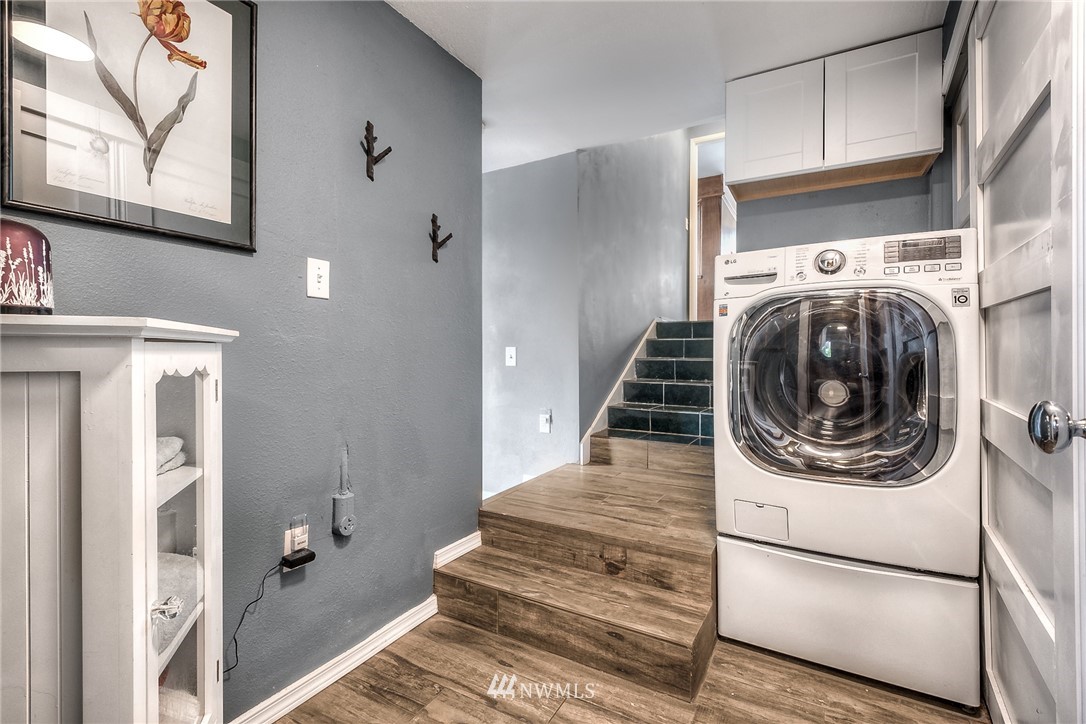 11112 Karshner Road East Edgewood, WA 98372 - Photo 10 of 40 a utility room with dryer and washer
