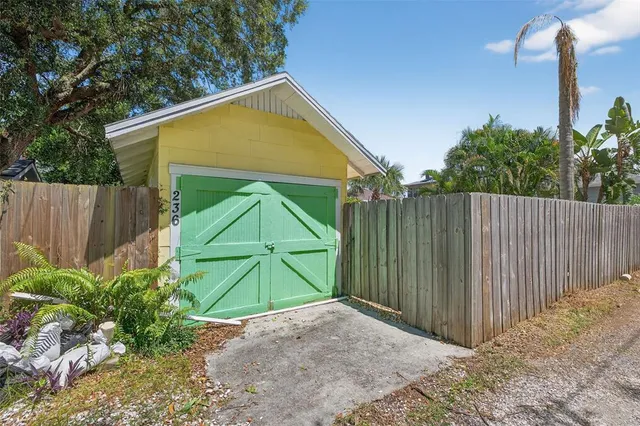 a view of a backyard