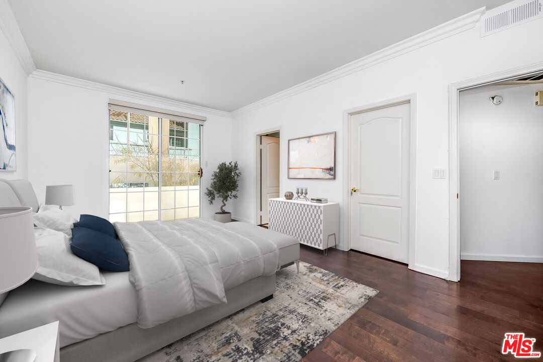 10630 Eastborne Avenue, Unit 203 Los Angeles, CA 90024 - Photo 21 of 26 a bedroom with a bed and a window