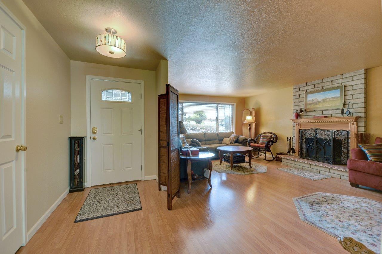 2389 Delta Waters Road Medford, OR 97504 - Photo 5 of 27 5