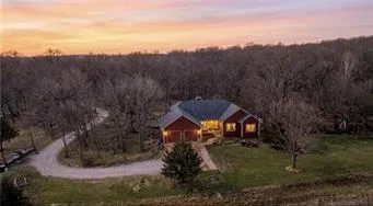 $900,000 | 26550 Waverly Road, Paola, KS 66071