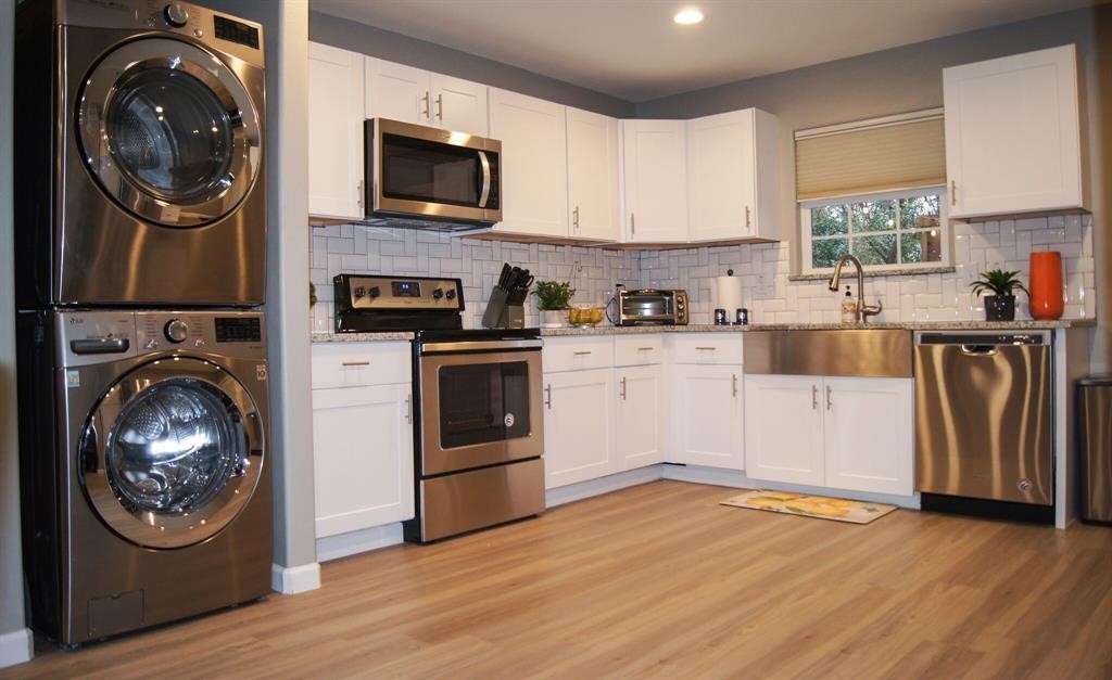 1727 Pueblo Street Dallas, TX 75212 - Photo 8 of 27 a kitchen with a stove and a refrigerator