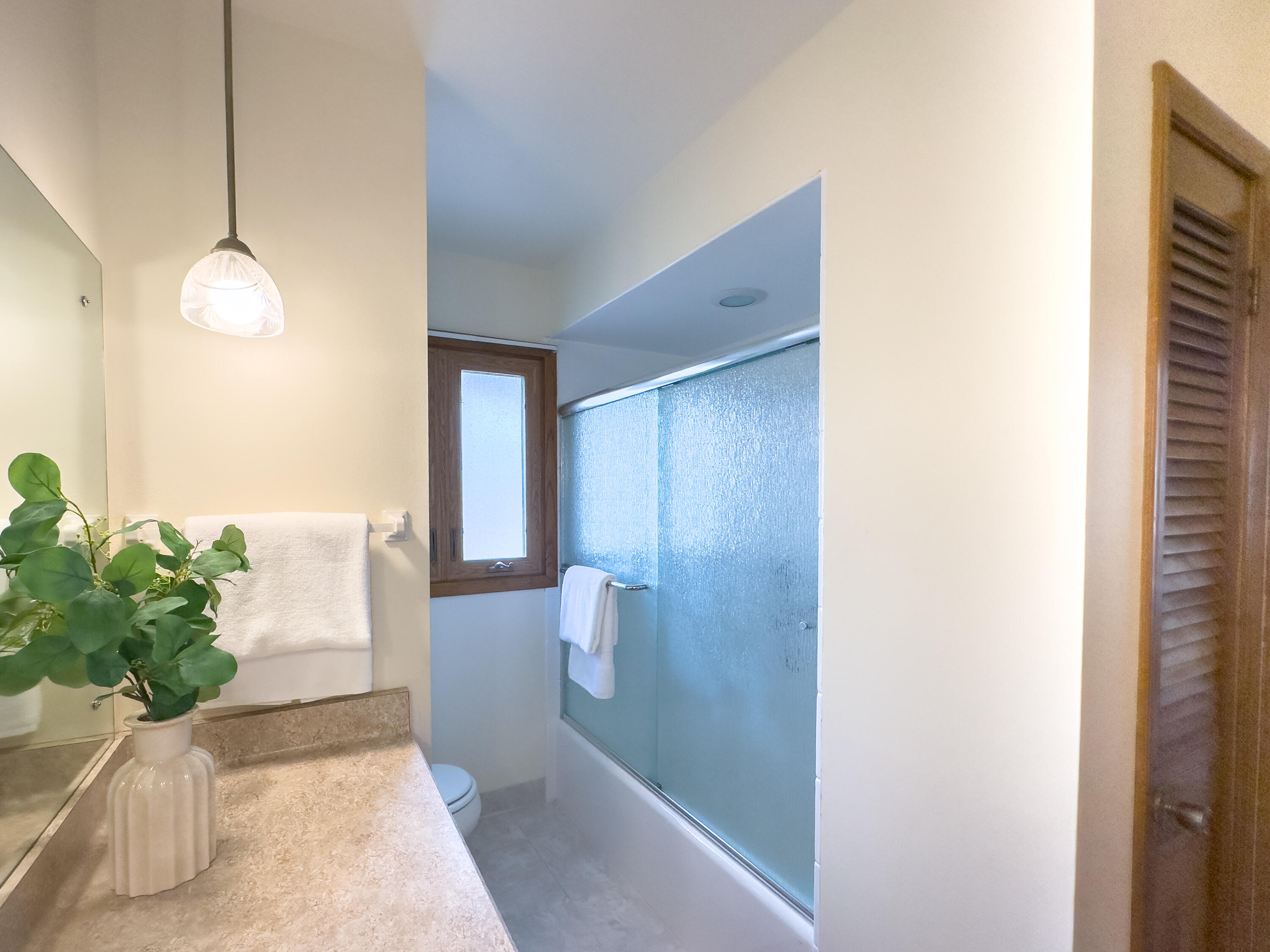 3340 South Russel Road New Berlin, WI 53151 - Photo 16 of 36 Bathroom Upper Level