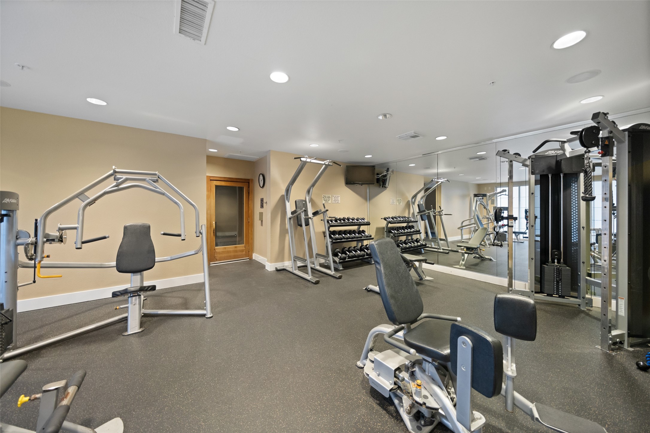 3505 Sage Road, Unit 1705 Houston, TX 77056 - Photo 11 of 38 a view of a room with gym equipment