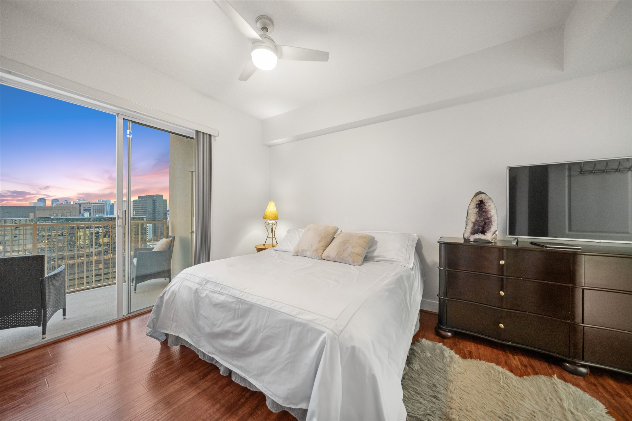 3505 Sage Road, Unit 1705 Houston, TX 77056 - Photo 20 of 38 a bedroom with a bed and a large window