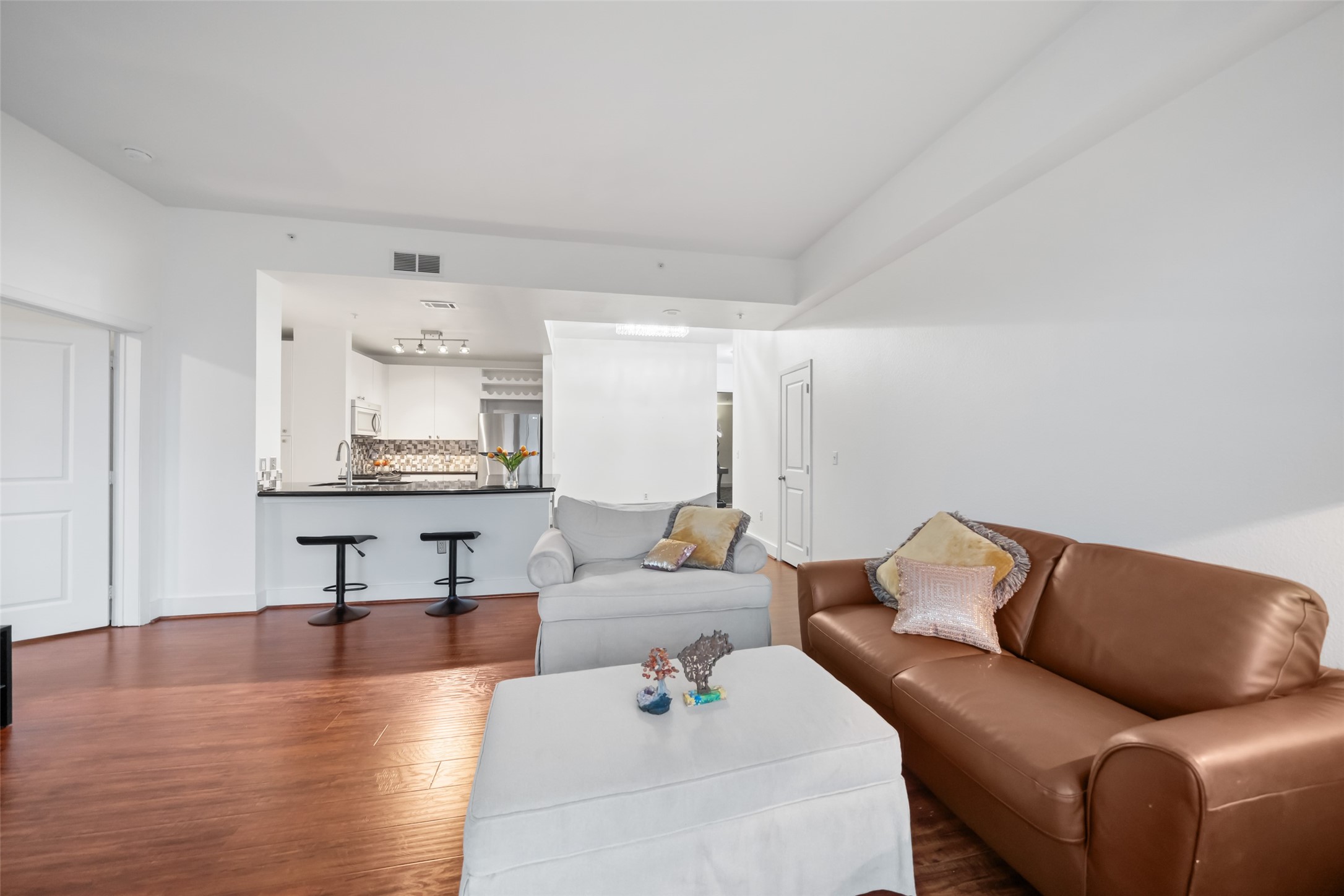 3505 Sage Road, Unit 1705 Houston, TX 77056 - Photo 30 of 38 a living room with furniture and view of kitchen