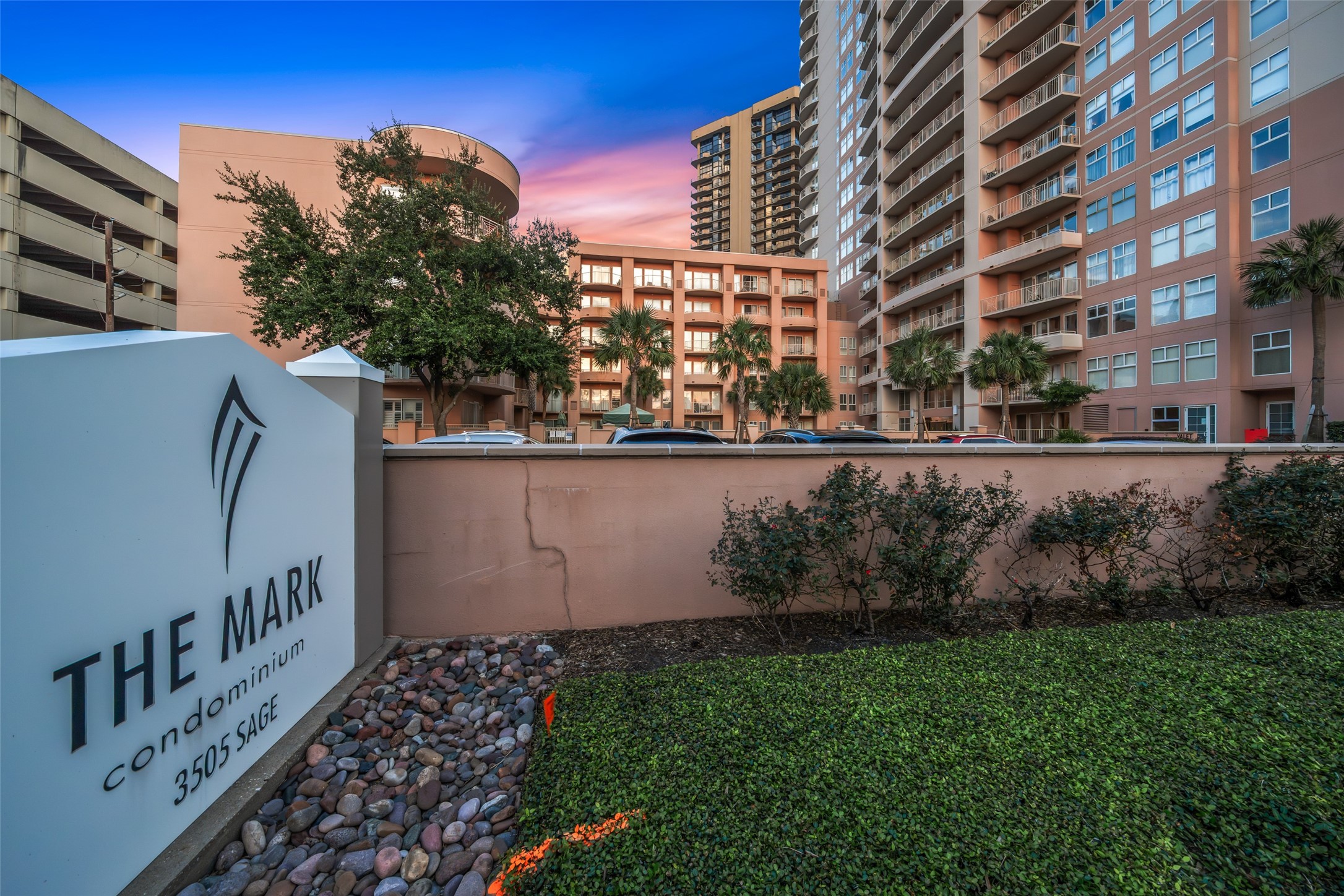 3505 Sage Road, Unit 1705 Houston, TX 77056 - Photo 33 of 38 a view of a back yard