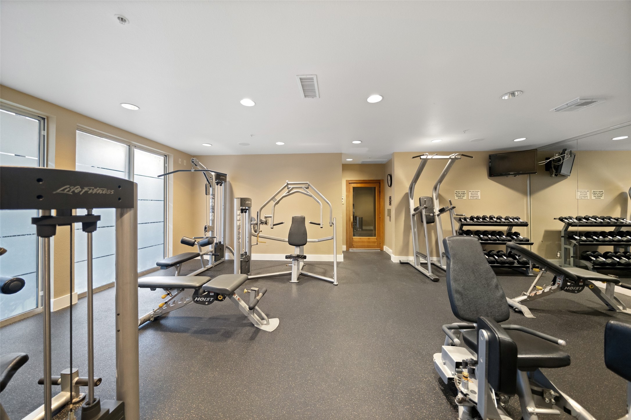 3505 Sage Road, Unit 1705 Houston, TX 77056 - Photo 10 of 38 a view of a room with gym equipment