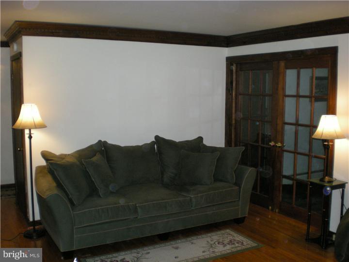 17 Center Road Pemberton, NJ 08068 - Photo 5 of 22 a living room with furniture and a lamp