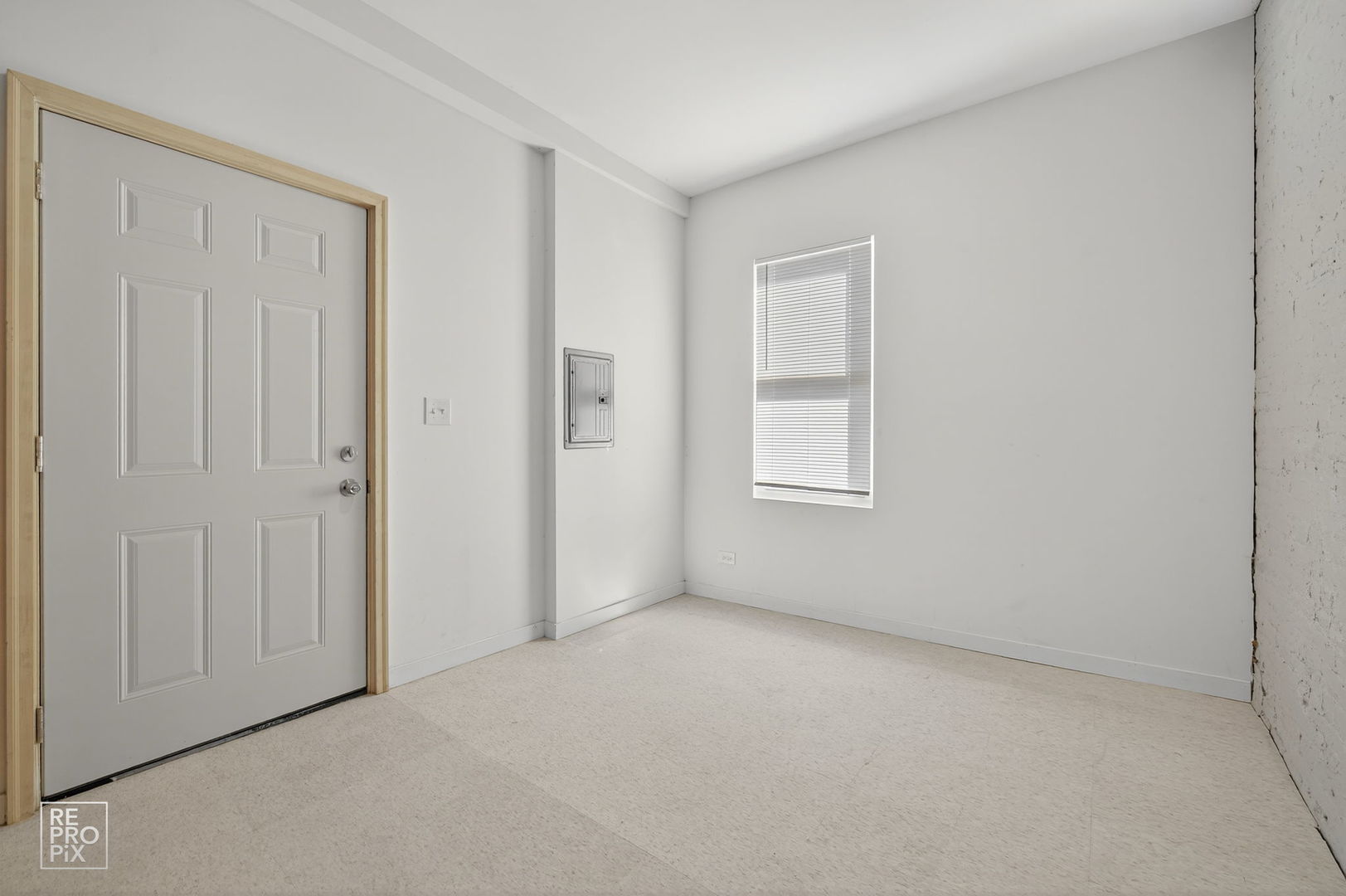 1624 West Pershing Road Chicago, IL 60609 - Photo 19 of 28 an empty room with windows