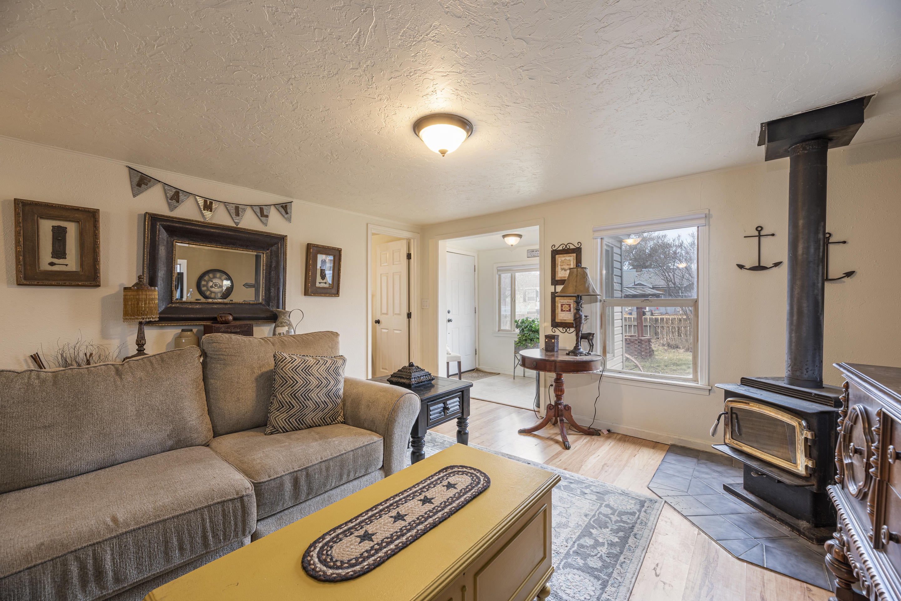 204 Southwest 2nd Street Redmond, OR 97756 - Photo 11 of 30 11