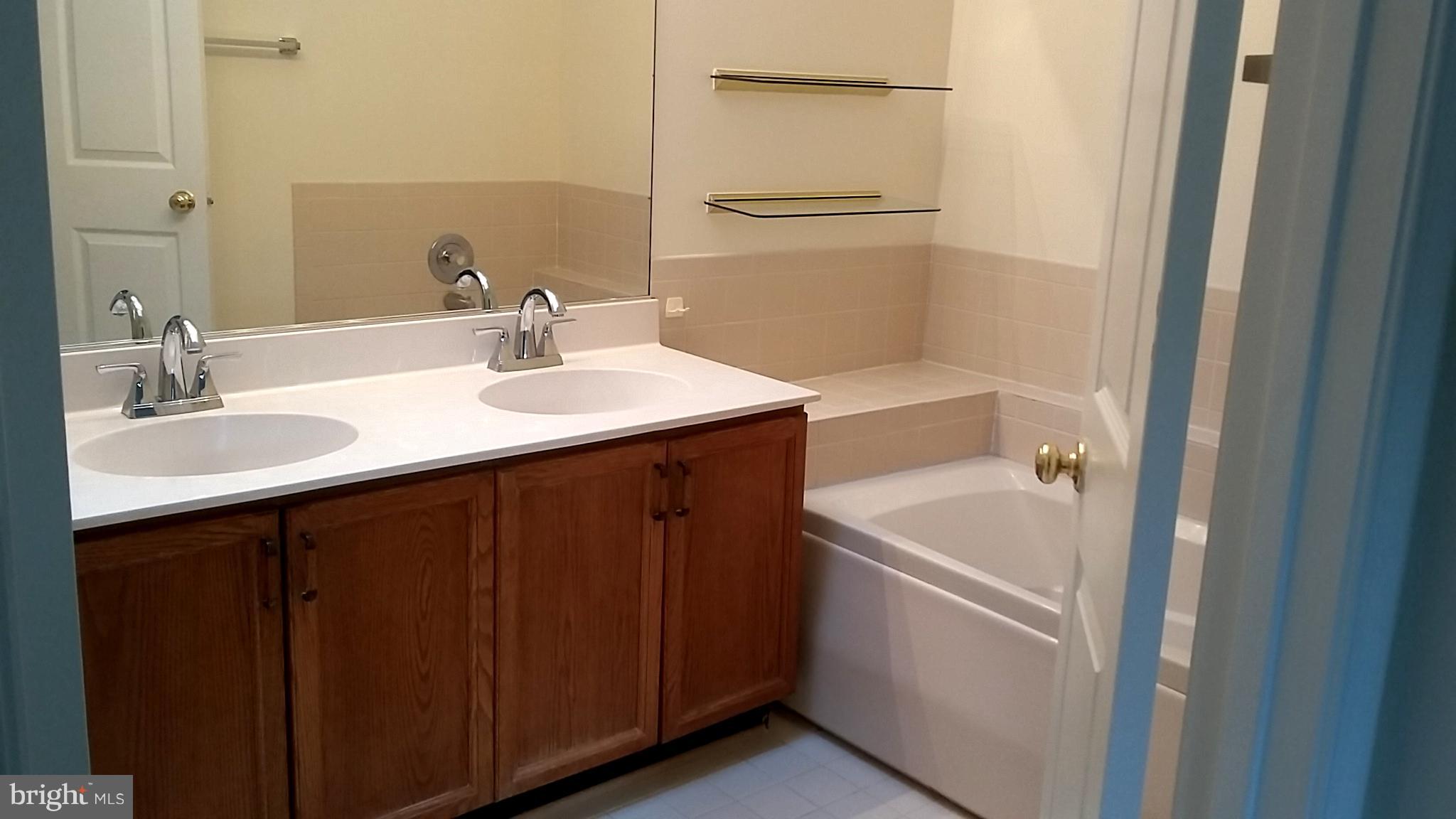 7266 Olde Lantern Way Springfield, VA 22152 - Photo 13 of 30 Bath (Master)