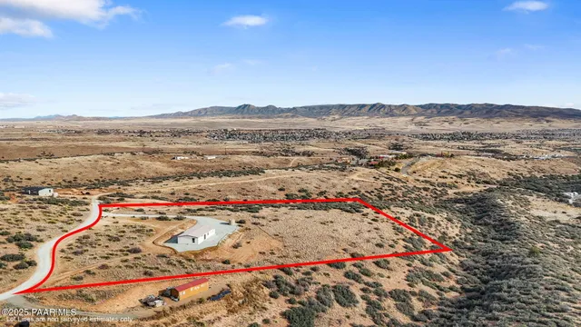 a view of an outdoor space