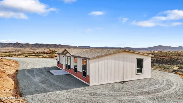 a view of houses with sky view
