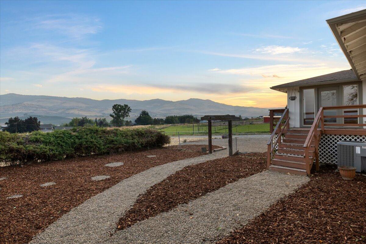 202 Pleasant View Talent, OR 97540 - Photo 31 of 65 Side Yard