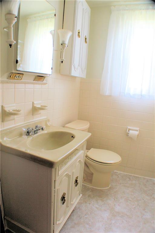 1533 Cathell Road Pittsburgh, PA 15236 - Photo 13 of 25 Very Clean Bathroom