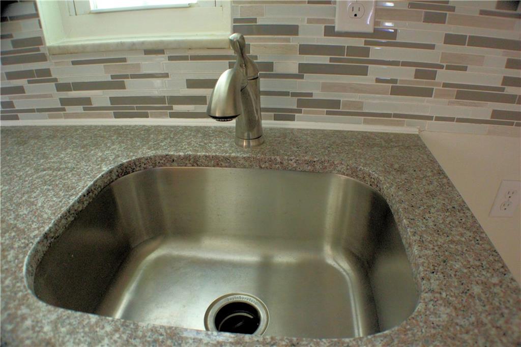 1533 Cathell Road Pittsburgh, PA 15236 - Photo 8 of 25 Granite Countertop, Close-up view of Backflash Tile