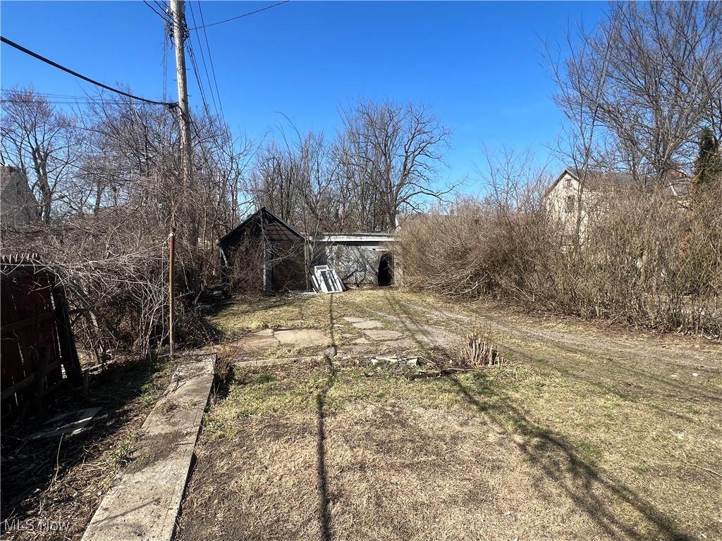4278 Warner Road Cleveland, OH 44105 - Photo 39 of 44 View of yard with a barn