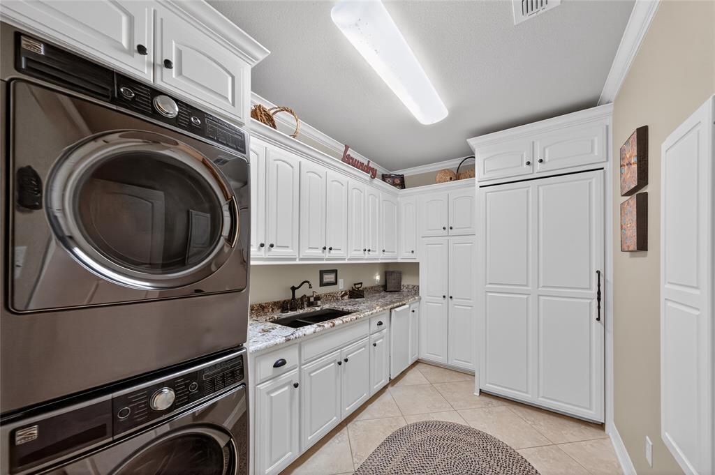 535 Riata Road Bullard, TX 75757 - Photo 25 of 40 a utility room with sink dryer and washer