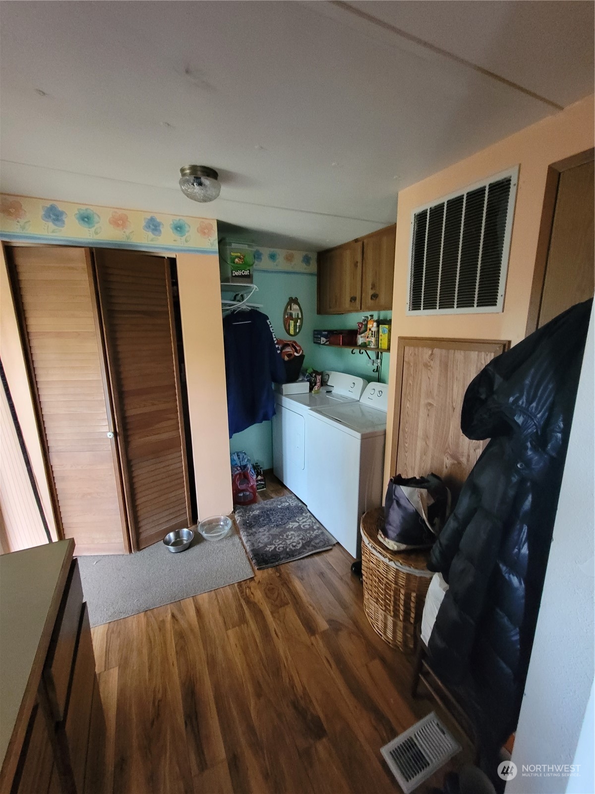 375 Union Avenue Southeast, Unit 36 Renton, WA 98059 - Photo 20 of 25 a bed room with a bed and a television