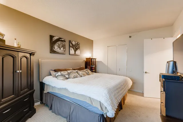 $349,000 | 400 North LaSalle Drive, Unit 3008, Chicago, IL 60654