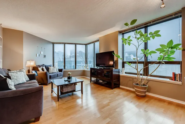 $349,000 | 400 North LaSalle Drive, Unit 3008, Chicago, IL 60654