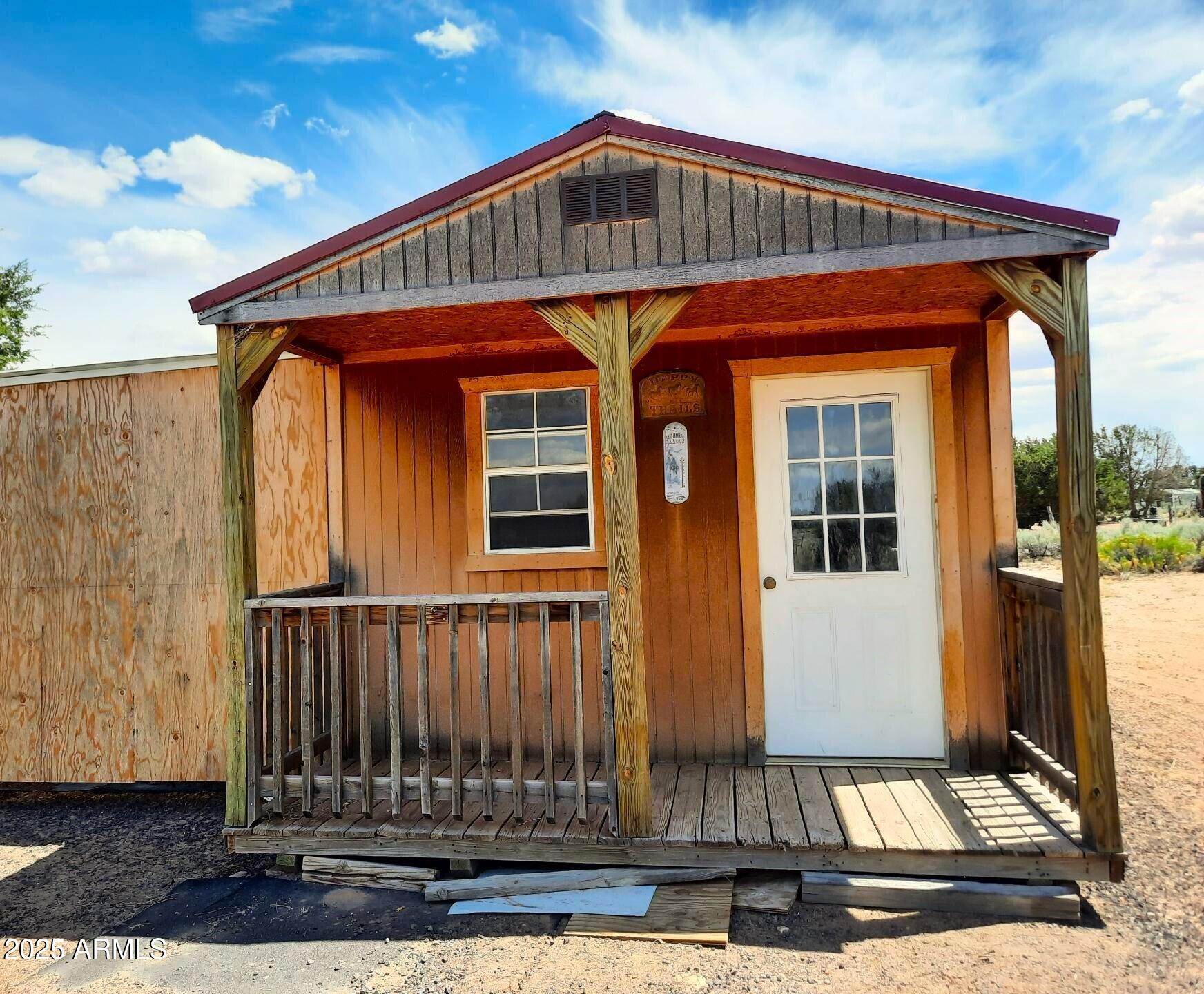 74 N7121 Red Sky Ranch St. Johns, AZ 85936 - Photo 18 of 65 a front view of a house with wooden fence